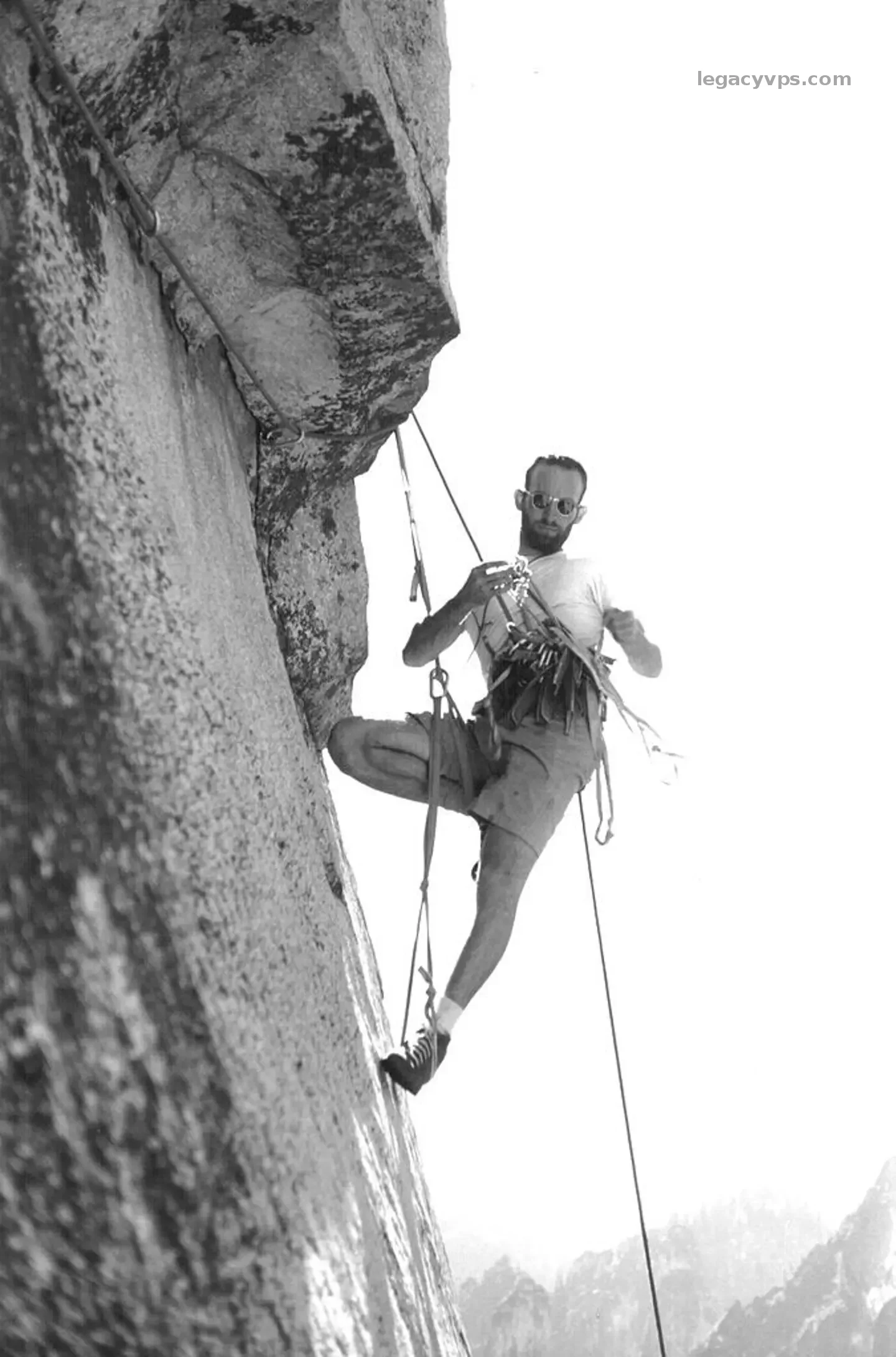 Royal Robbins 攀登酋长岩，安全带上挂满攀登工具